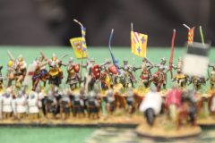 Les chevaliers Allemands Médiévaux arrivent au contact de l'infanterie Croisée Tardive.
