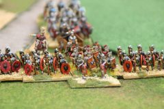 Une ligne de légionnaires Romains Bas Empire se met en formation.