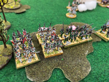 Les troupes Russes progressent en formation compacte sur une petite colline.