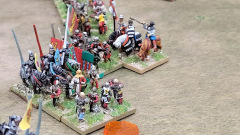 Des chevaliers de l'Empire Serbe chargent une unité d'arbalétriers Condottieres Florentins.