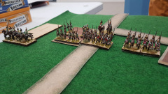 Des Dragons à pied et à cheval en formation compacte.