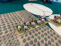 Des gryphons en position d'attaque dans un champ.
