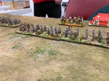 Les Gallois en position de défense devant leur camp affutent leurs arcs longs...