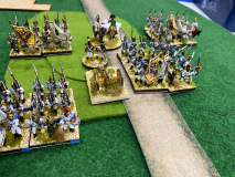 Des conscrits Autrichiens progressent sous l’œil attentif de leur général.