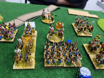 Le général Autrichien encadre ses troupes. A ses cotés, des hussards et des lanciers.