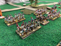 L'infanterie Italienne en rangs compacts s’apprête à ouvrir le feu sur les forces Russes.