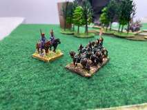 Des éclaireurs Russes toisent une cavalerie Italienne.