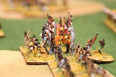 L'armée Indienne prend position dans des broussailles.