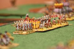L'infanterie lourde Numide avance en formation compacte.