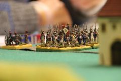 Un bataillon français progresse sur le champ de bataille.