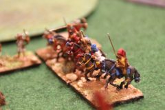 La cavalerie Perse tente de renverse le cours de la bataille... en vain.