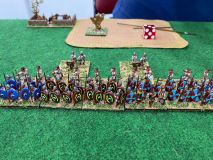 Les légionnaires Romains Bas Empire progressent en ligne étroite sur le champ de bataille.